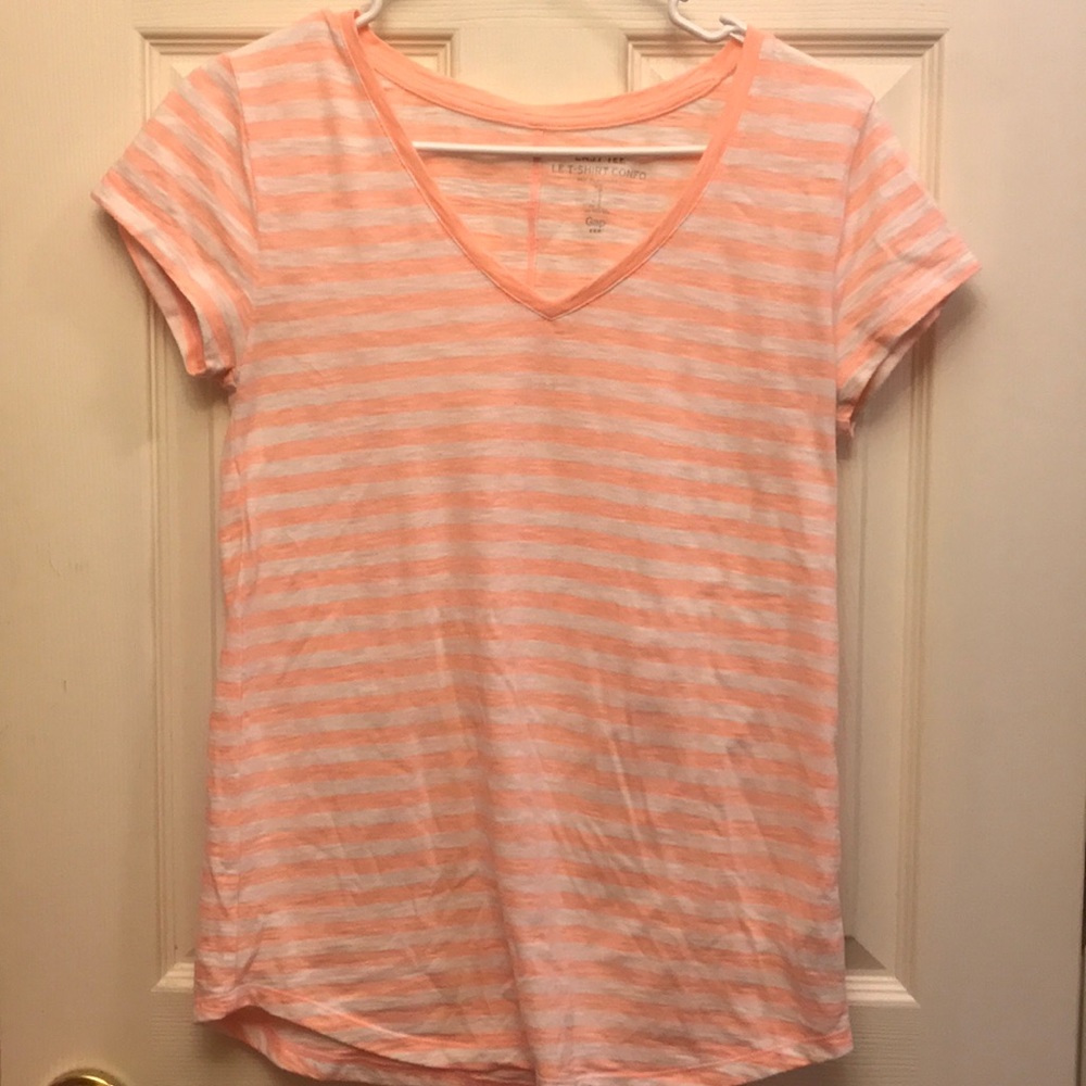 Comfy Gap peach and white striped vneck!❤️